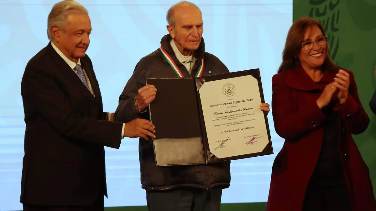 AMLO entrega premio nacional de ingenieria